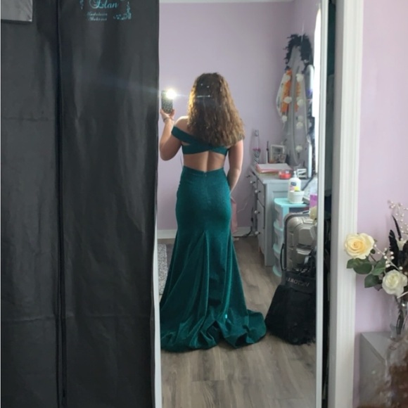 Prom/ Formal Dress - Picture 2 of 4